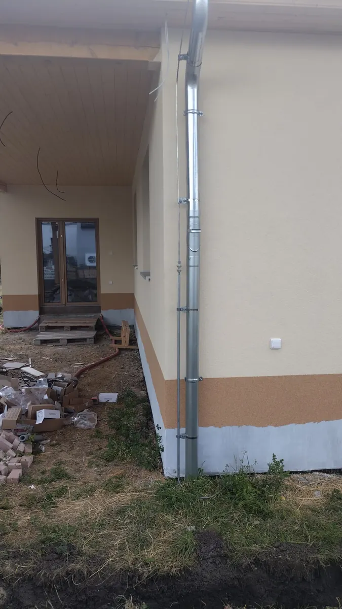 Hromosvod na fasádě rodinného domu