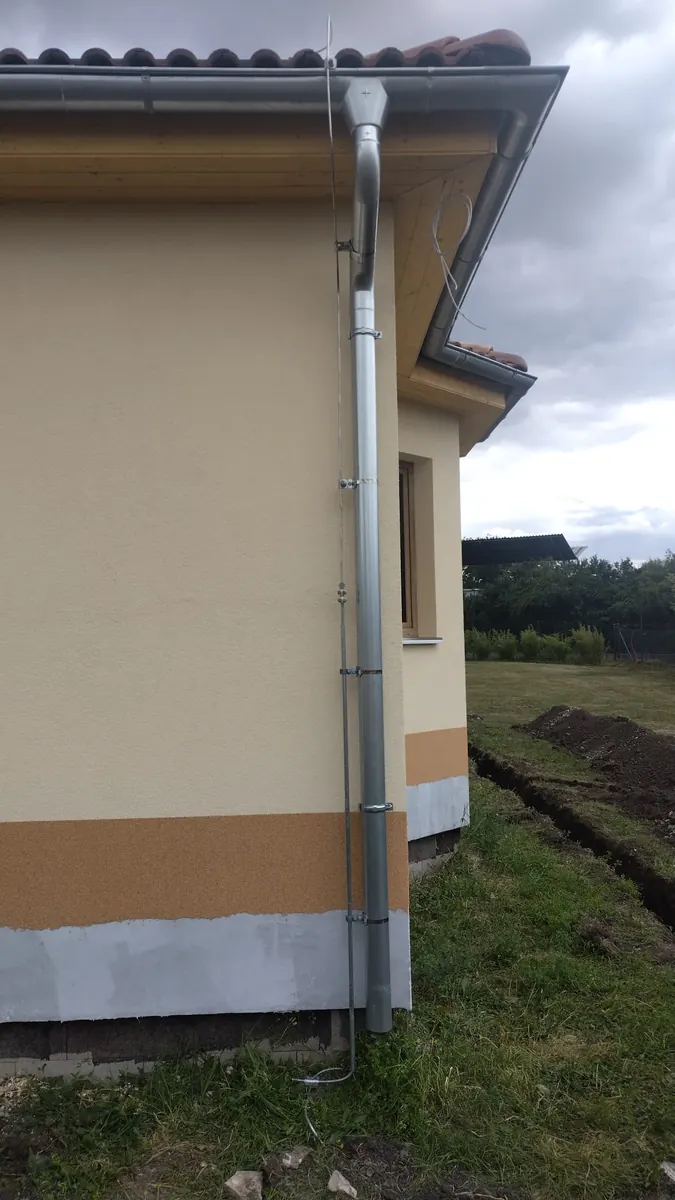 Hromosvod u okapu rodinného domu