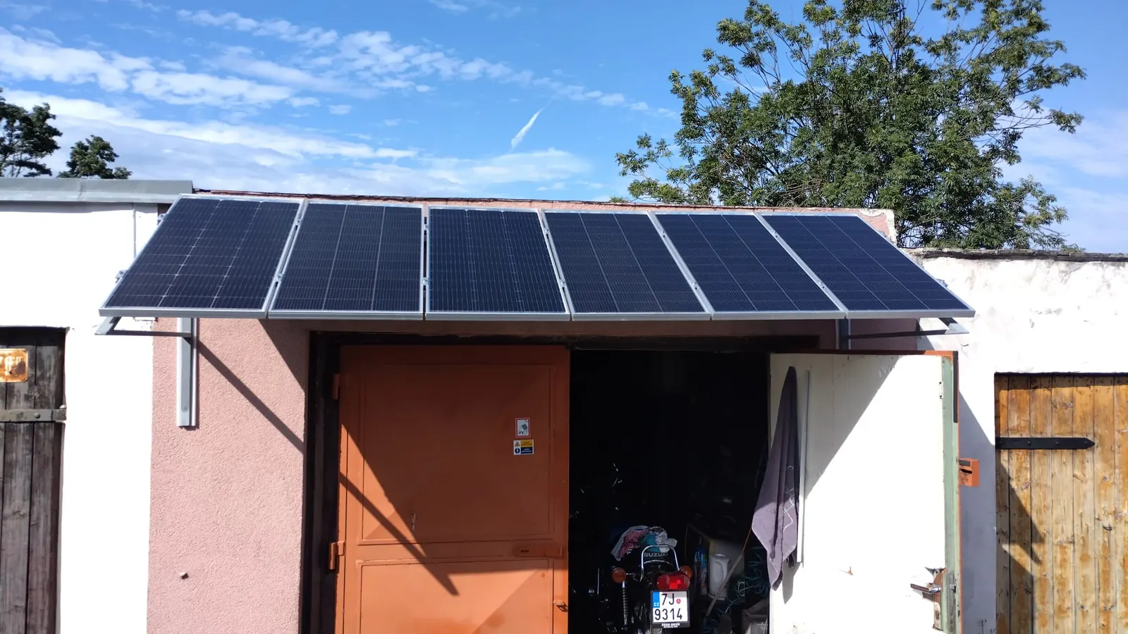 Fotovoltaické panely na garáži