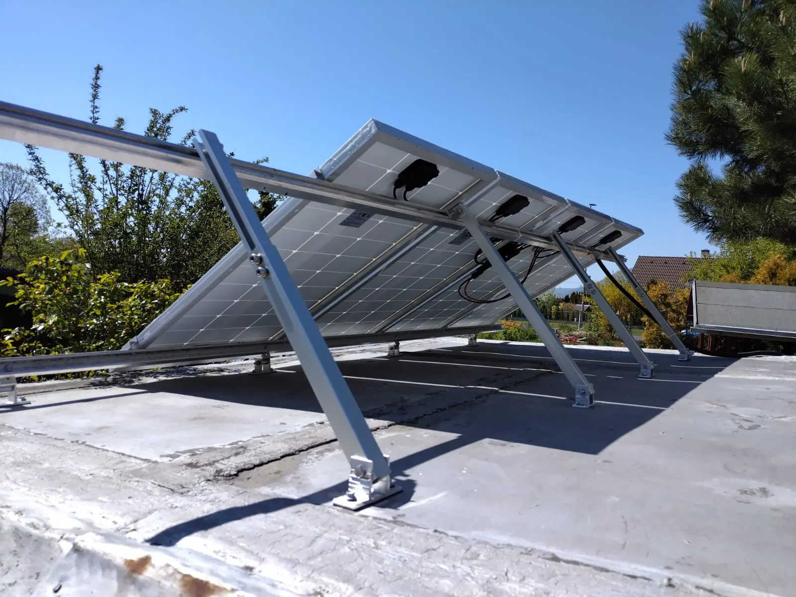 Fotovoltaické panely na ploché střeše
