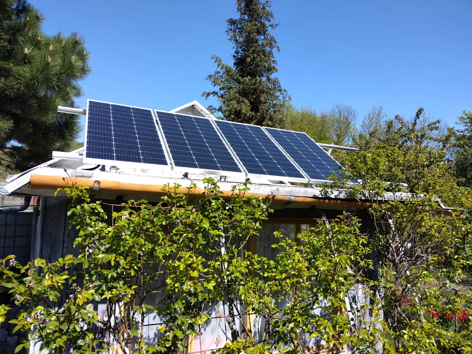 Fotovoltaické panely na zahradním objektu