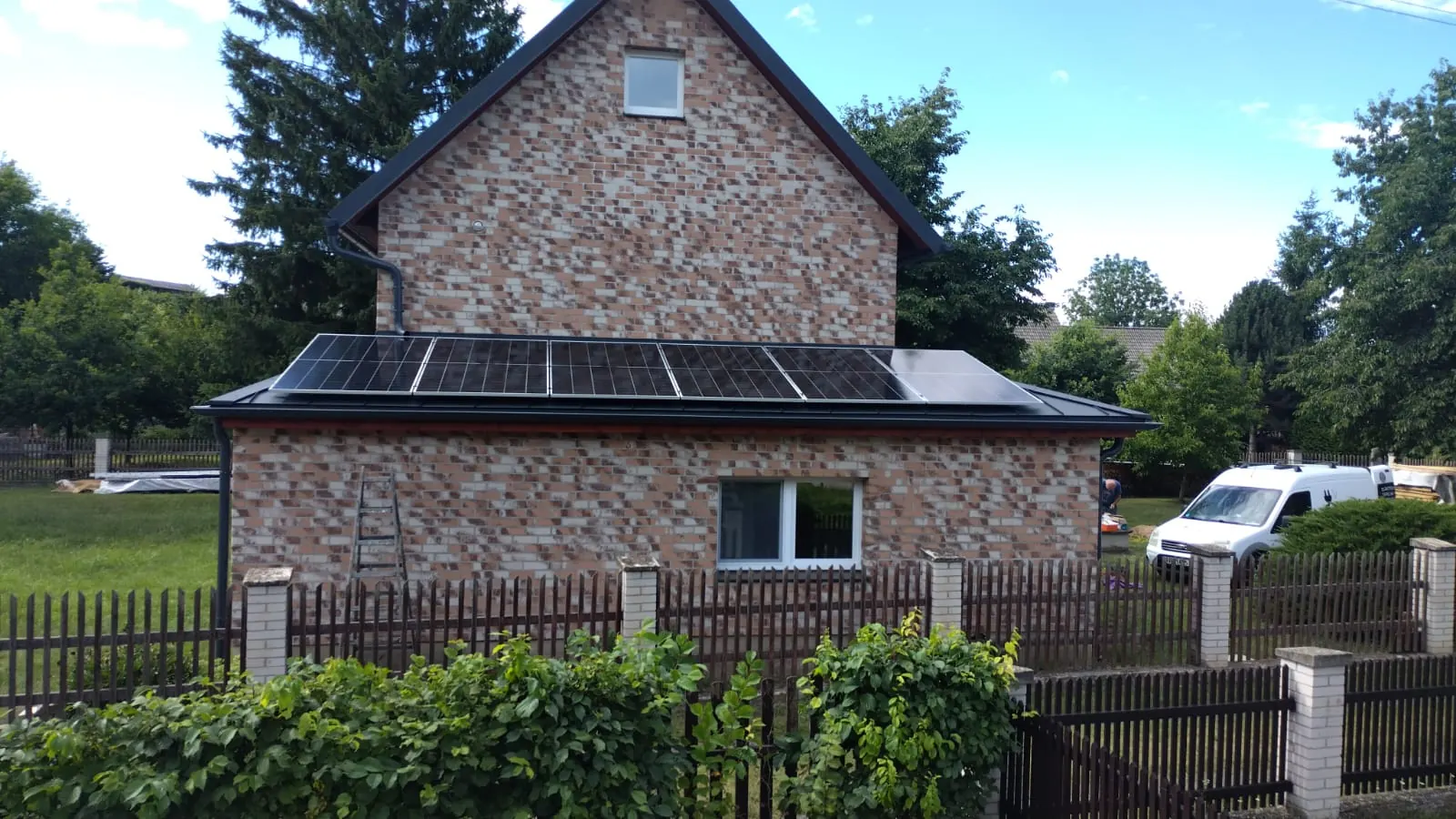 Fotovoltaické panely na střeše řadových garáží